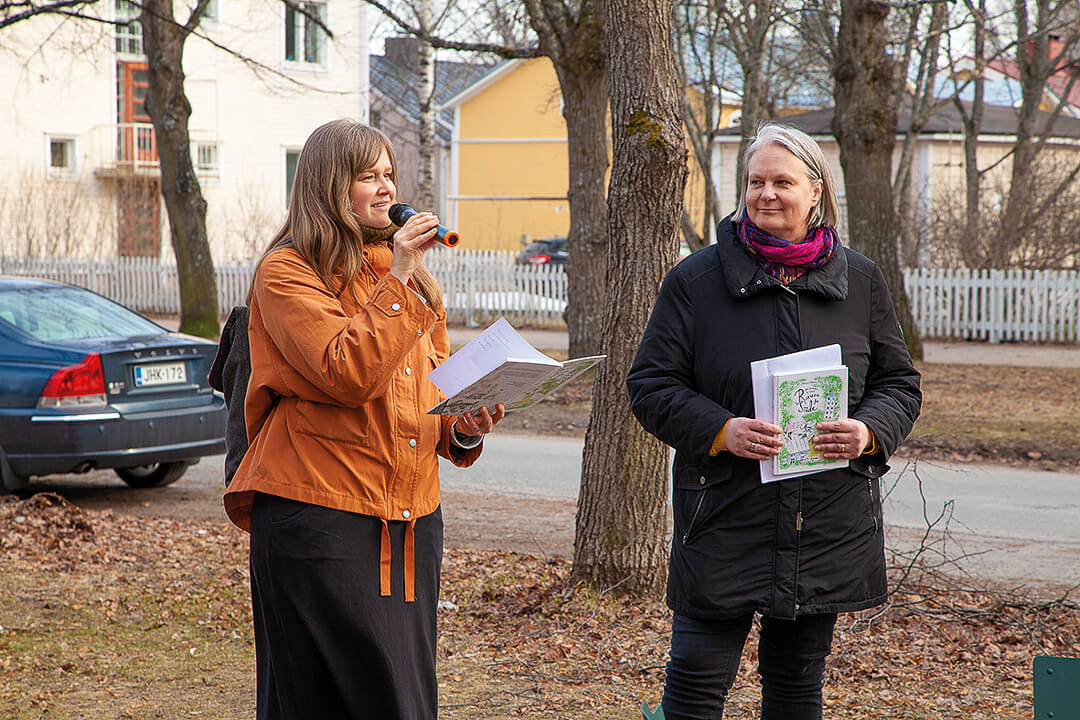 Lumotut sanat -sanataideviikkojen toinen taiteellinen johtaja ja sanataideopettaja Anna Anttonen haastattelee kirjailija Johanna Hulkkoa (oikealla). Kuva Kaisa Pudas.