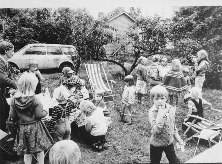Muistikuvien mukaan elokuussa 1980 Puutarhakatu 10:ssä juhlittiin pihasynttäreitä, päivänsankarina Outi Niemelä, keskellä Outin sisko Sanna Pelliccioni, os. Niemelä. Kuva Urpo Niemelä.